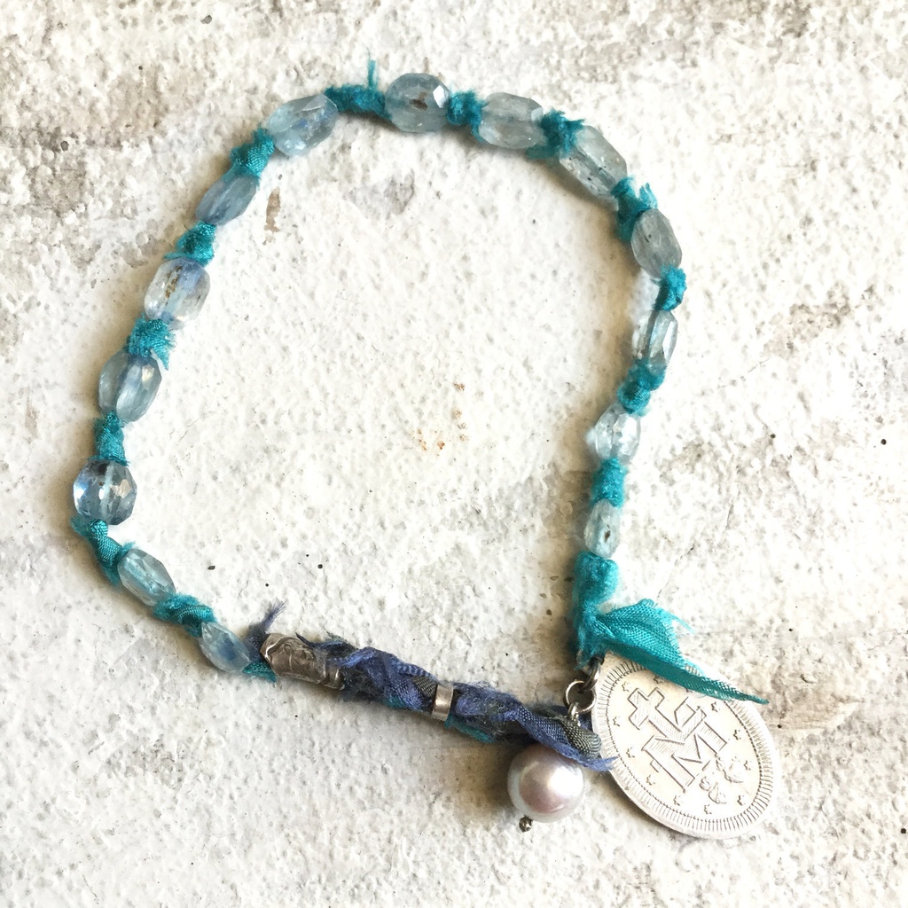 カイヤナイトのブレス メダイ付き