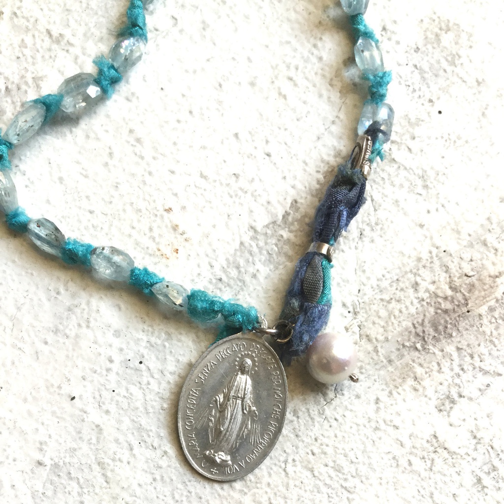 カイヤナイトのブレス メダイ付き