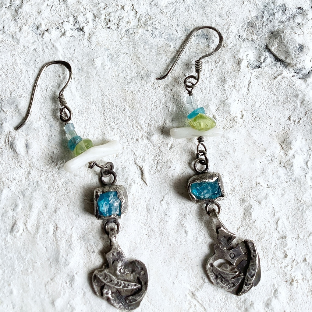 TT原石&ビーズ 揺れるピアス アパタイト