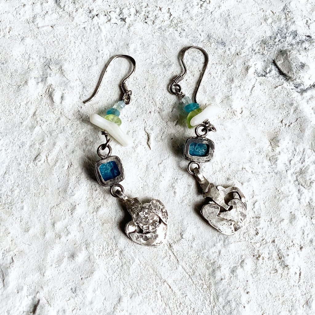 TT原石&ビーズ 揺れるピアス アパタイト