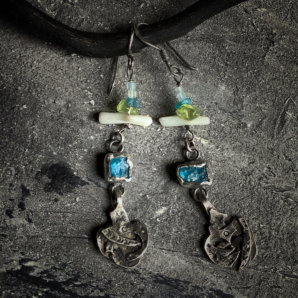 TT原石&ビーズ 揺れるピアス アパタイト