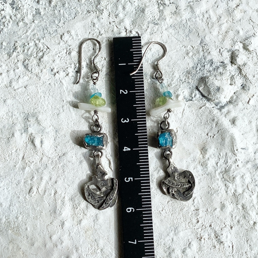 TT原石&ビーズ 揺れるピアス アパタイト