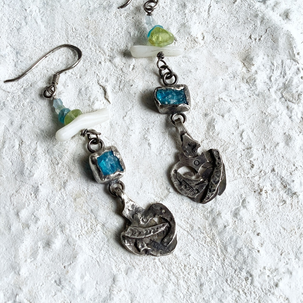 TT原石&ビーズ 揺れるピアス アパタイト