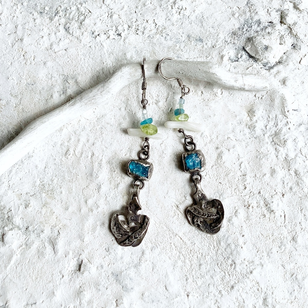 TT原石&ビーズ 揺れるピアス アパタイト