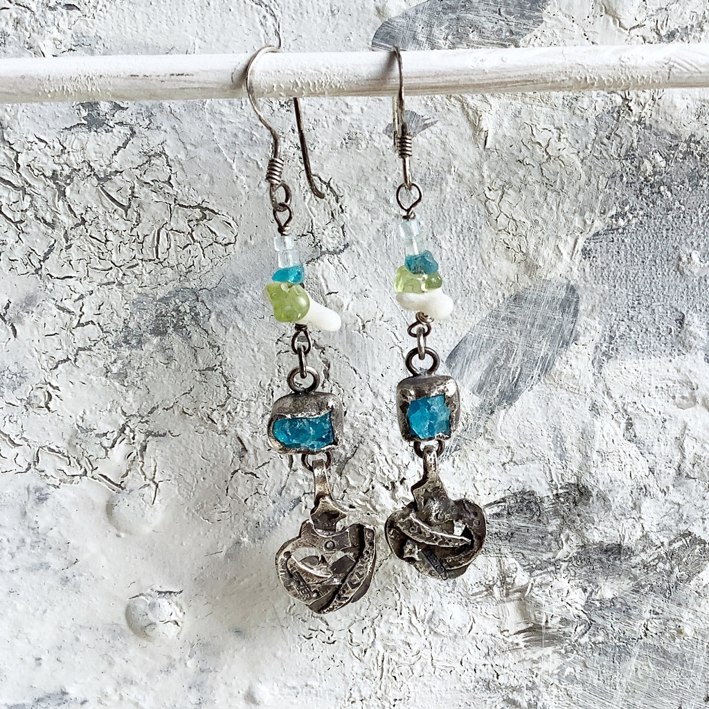 TT原石&ビーズ 揺れるピアス アパタイト