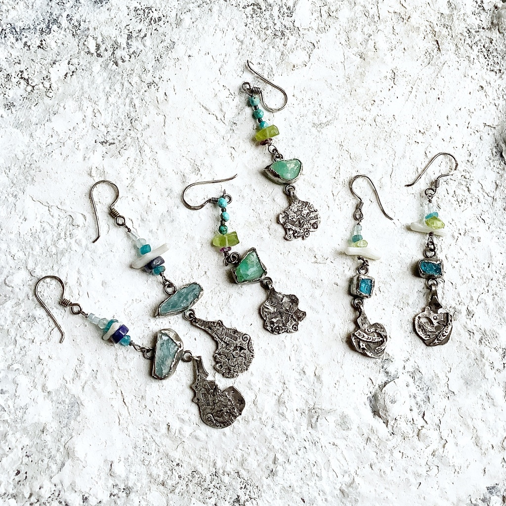 TT原石&ビーズ 揺れるピアス アパタイト