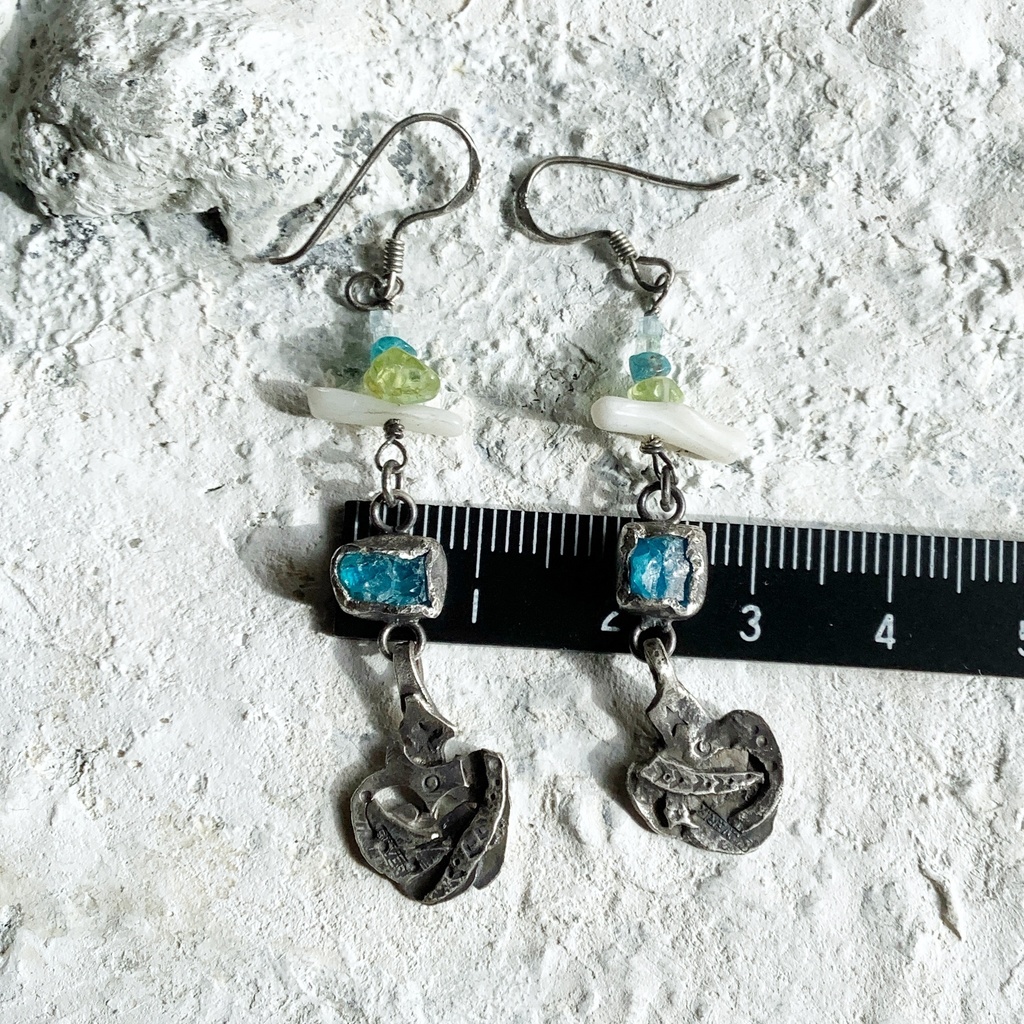 TT原石&ビーズ 揺れるピアス アパタイト