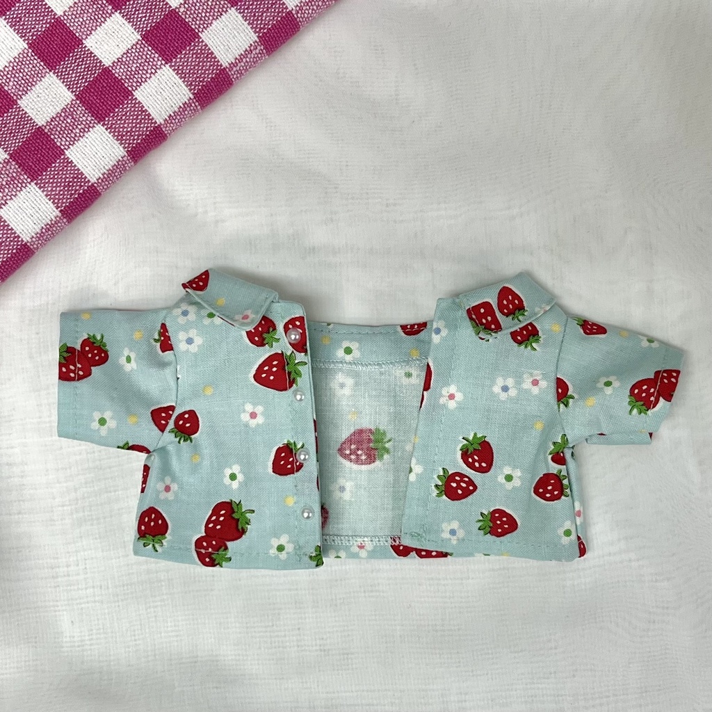 約23cmぬい　イチゴ柄シャツ
