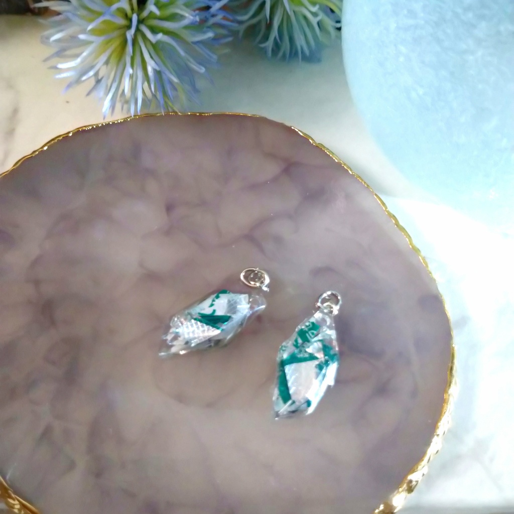 薬のフィルムで作られた色付き鉱石風ピアス