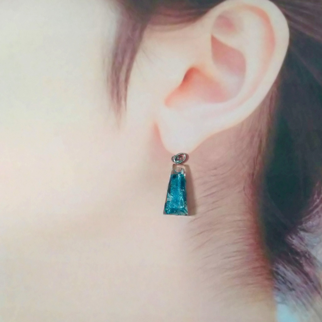 薬のフィルムで作られた色付き鉱石風ピアス〜trapezoid〜