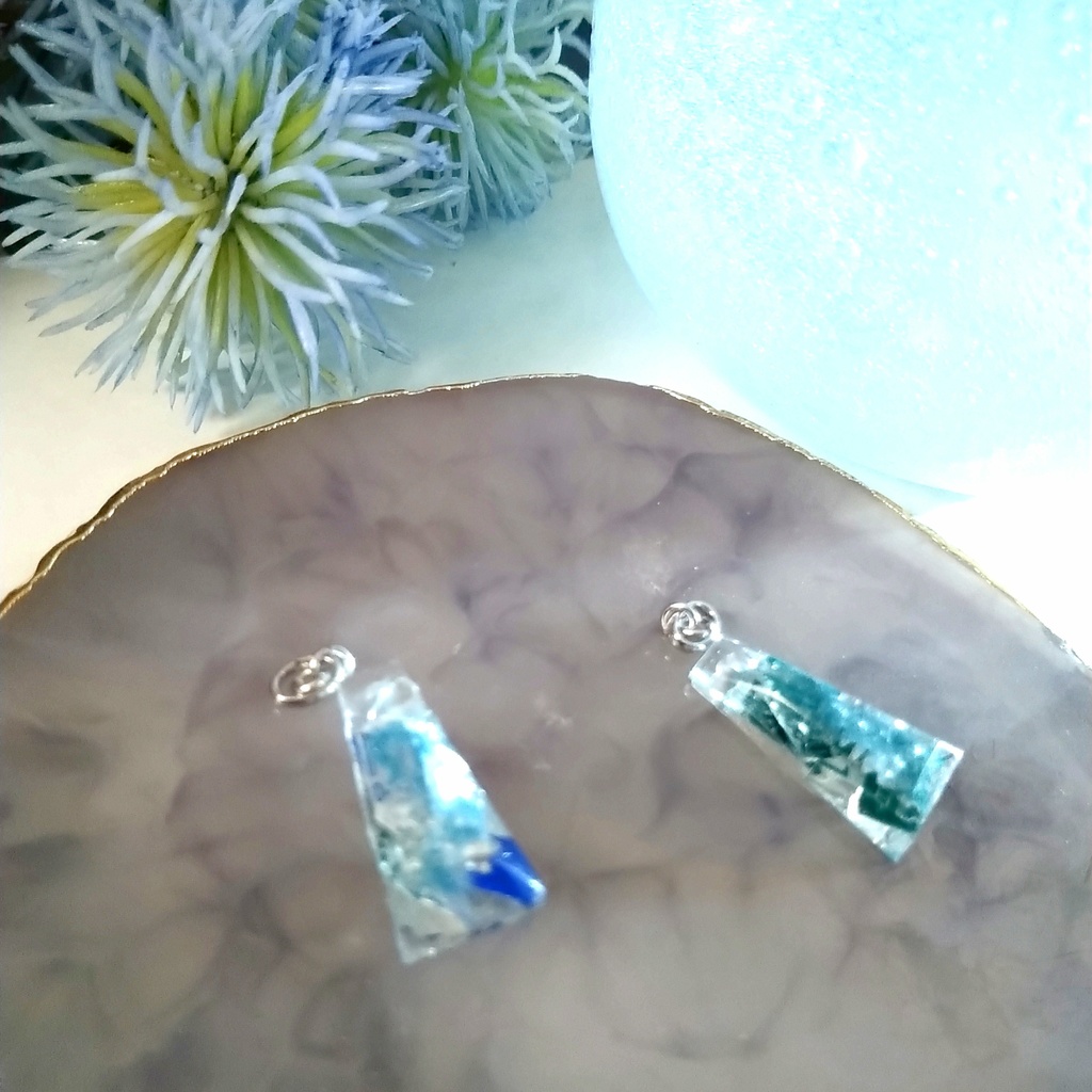 薬のフィルムで作られた色付き鉱石風ピアス〜trapezoid〜