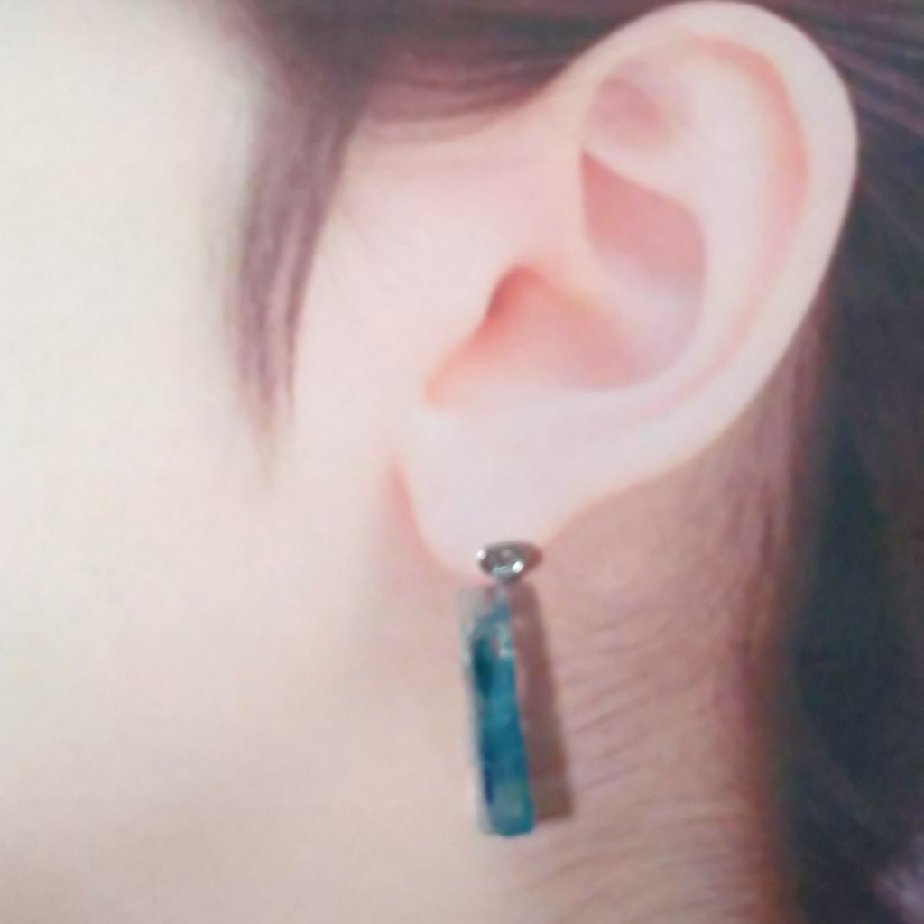 薬のフィルムで作られた色付き縦長ピアス