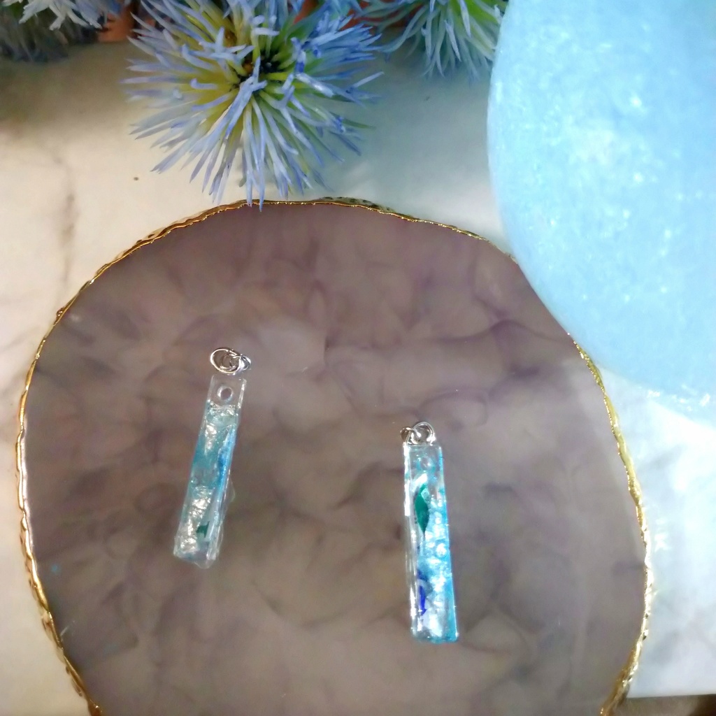 薬のフィルムで作られた色付き縦長ピアス