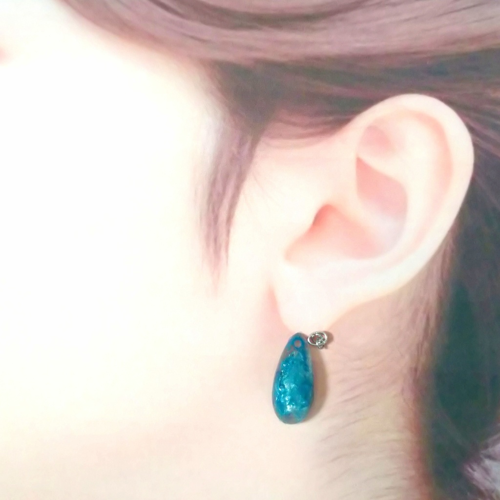 薬のフィルムで作られた色付き鉱石風ピアス〜しずく型〜