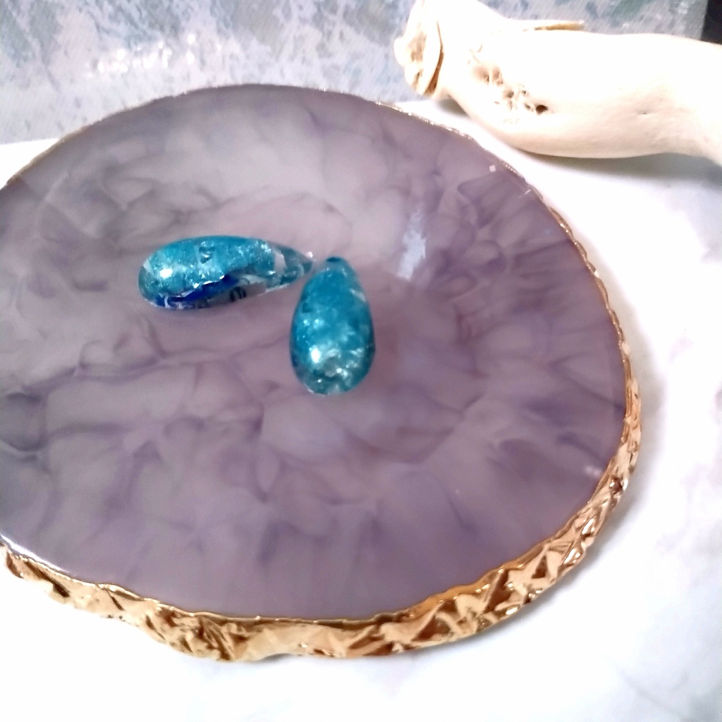 薬のフィルムで作られた色付き鉱石風ピアス〜しずく型〜