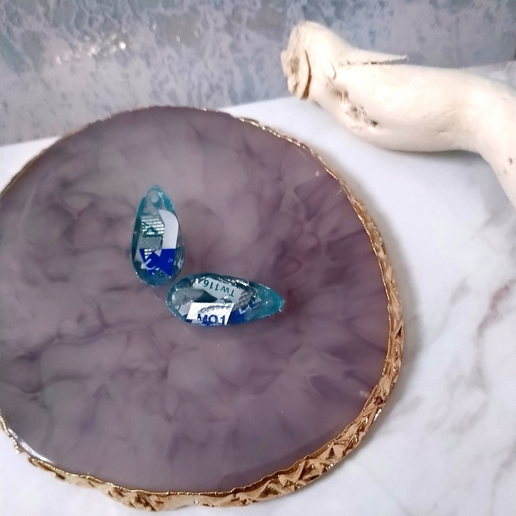 薬のフィルムで作られた色付き鉱石風ピアス〜しずく型〜