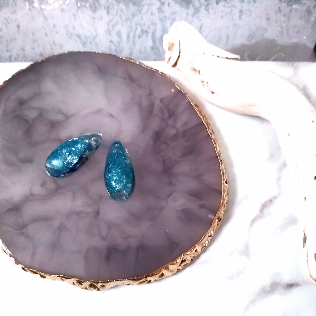 薬のフィルムで作られた色付き鉱石風ピアス〜しずく型〜