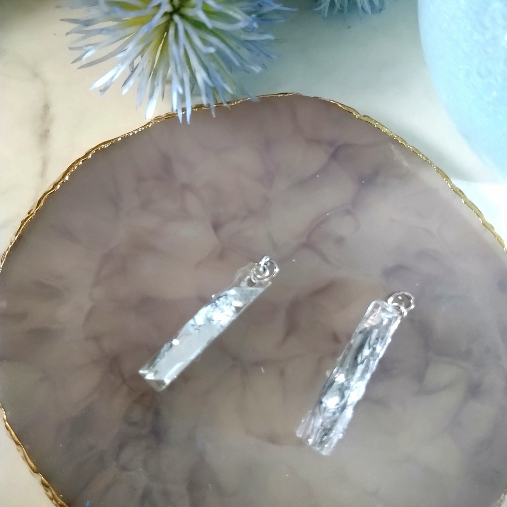 薬のフィルムで作られた縦長ピアス