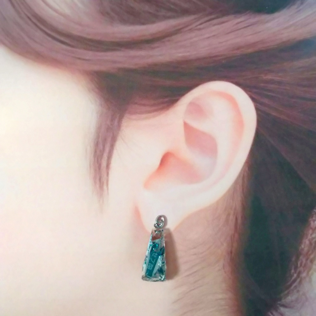 薬のフィルムで作られた鉱石風ピアス〜trapezoid〜