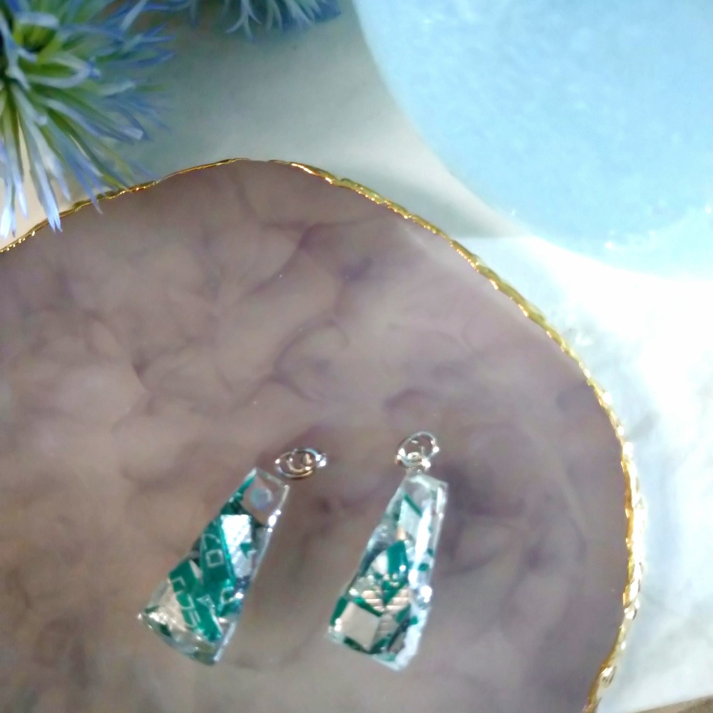 薬のフィルムで作られた鉱石風ピアス〜trapezoid〜