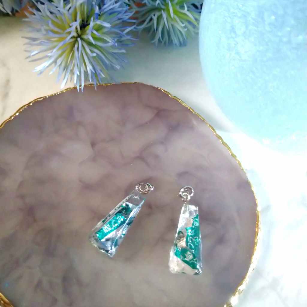 薬のフィルムで作られた鉱石風ピアス〜trapezoid〜