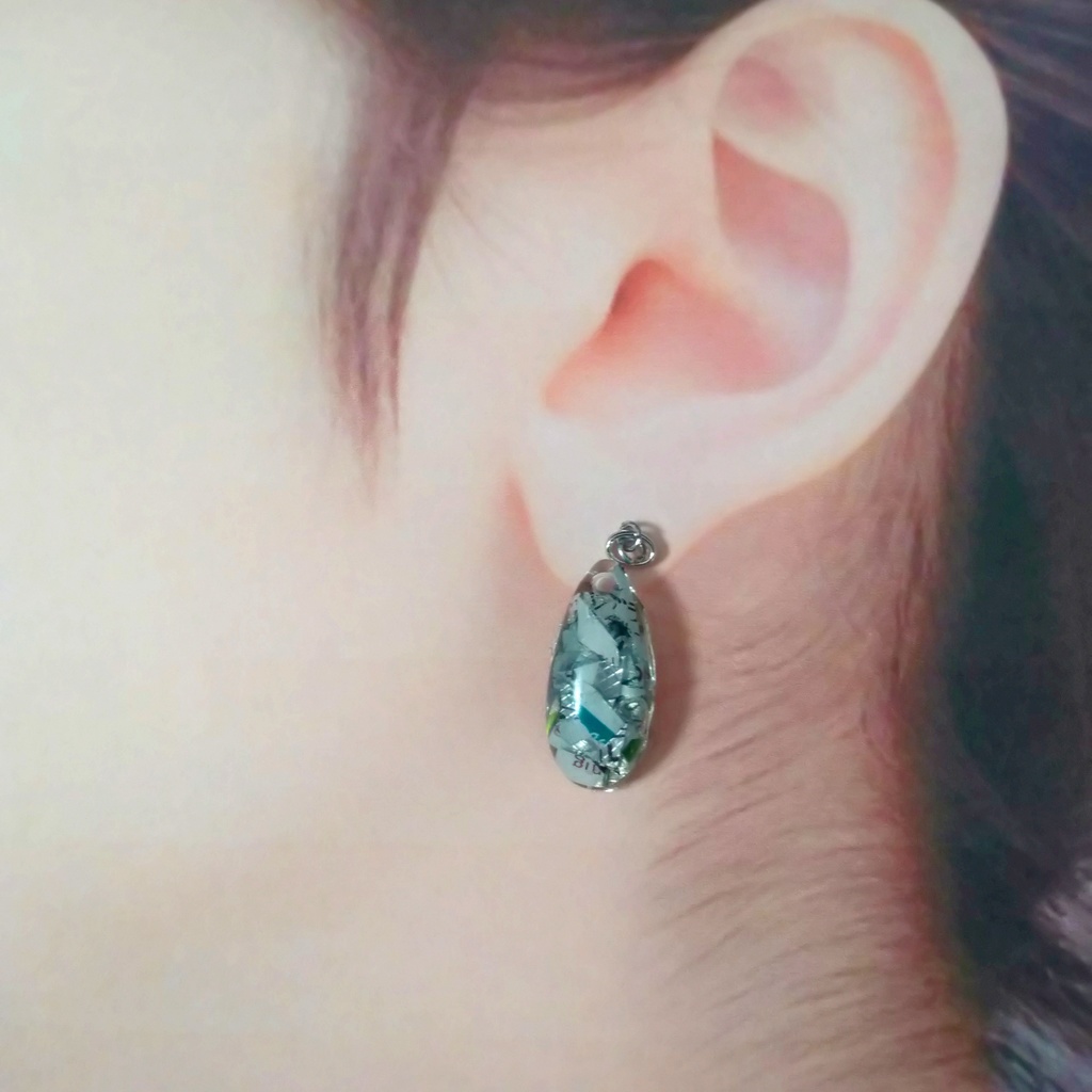 薬のフィルムで作られた鉱石風ピアス〜しずく型〜