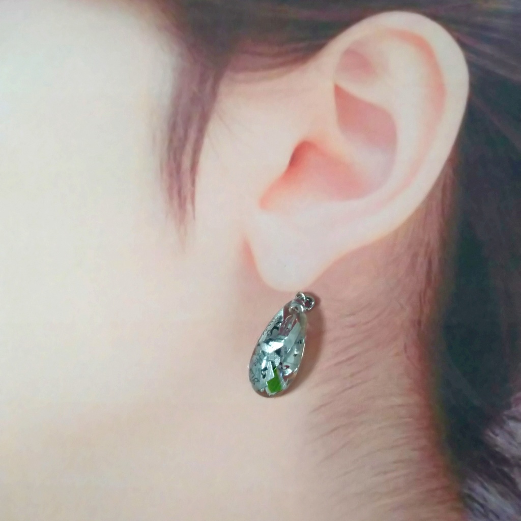 薬のフィルムで作られた鉱石風ピアス〜しずく型〜