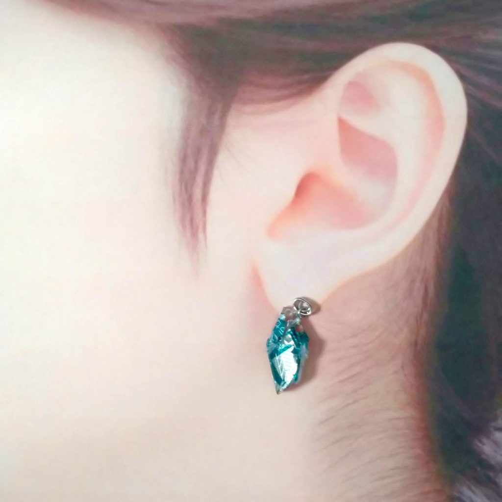 薬のフィルムで作られた鉱石風ピアス