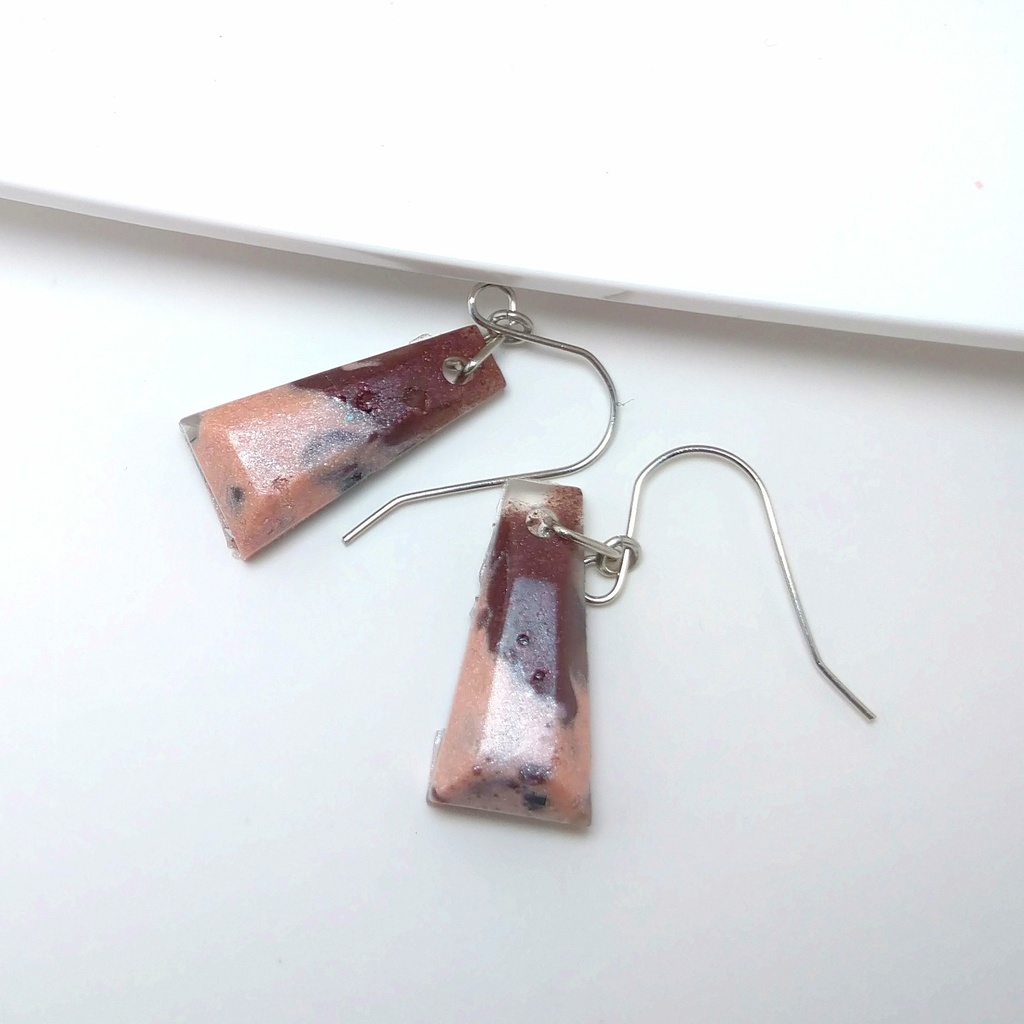 廃プラスチックで作られた色付き鉱石風ピアス〜trapezoid〜