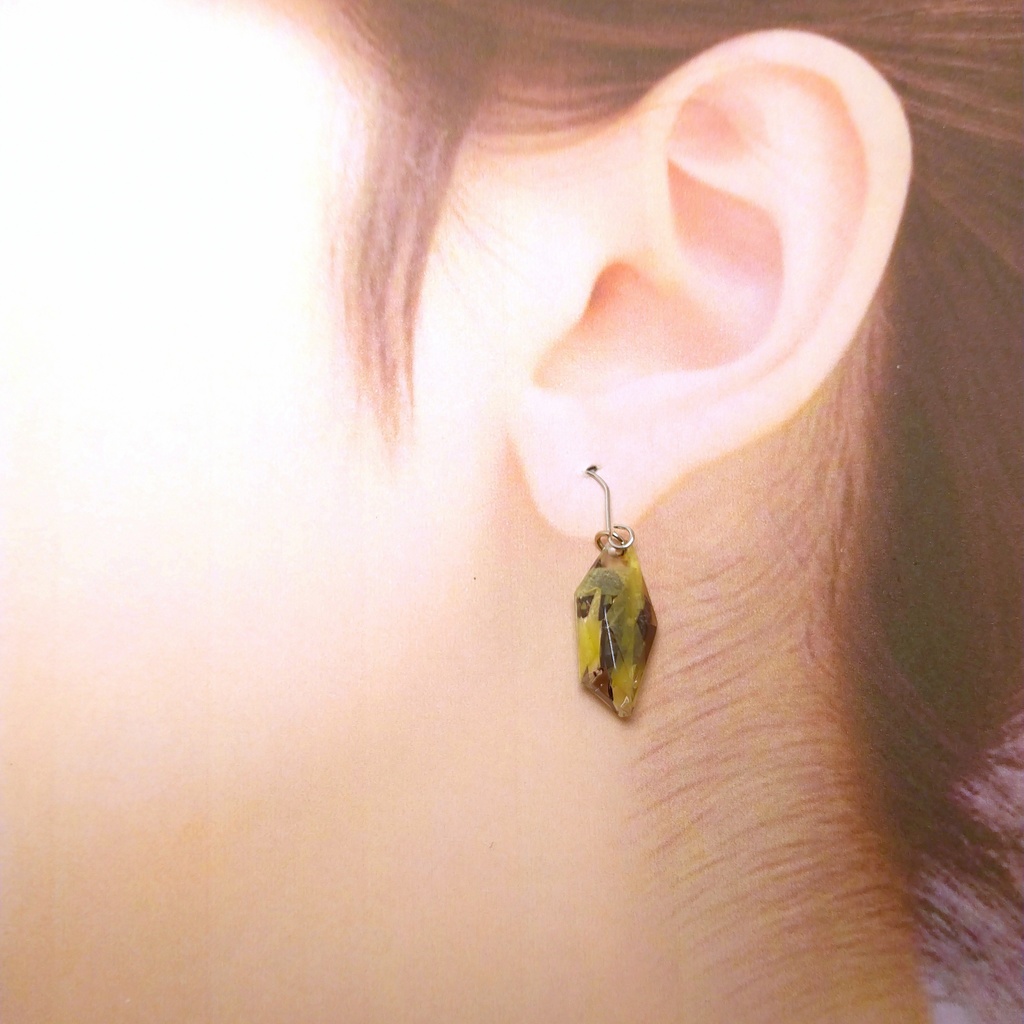 廃プラスチックで作られた色付き鉱石風ピアス