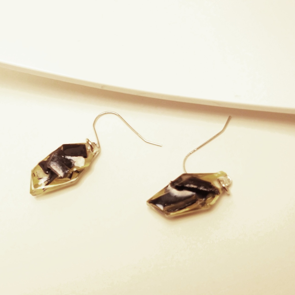 廃プラスチックで作られた色付き鉱石風ピアス