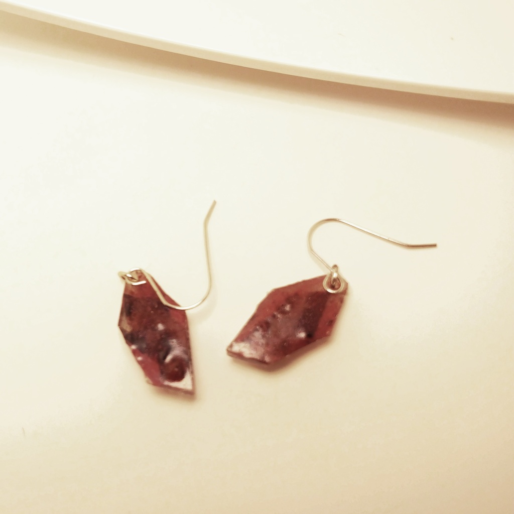 廃プラスチックで作られた色付き鉱石風ピアス