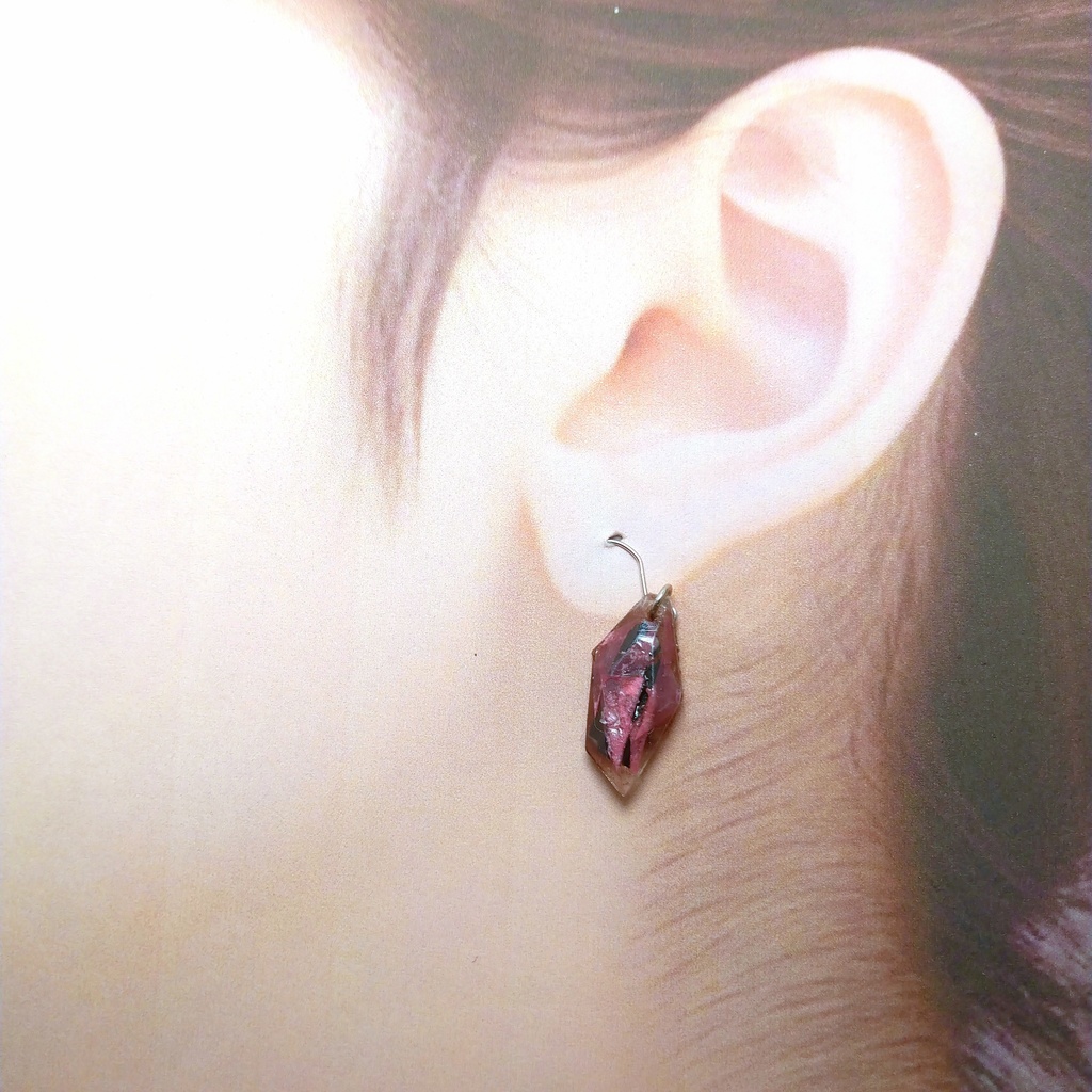 廃プラスチックで作られた色付き鉱石風ピアス