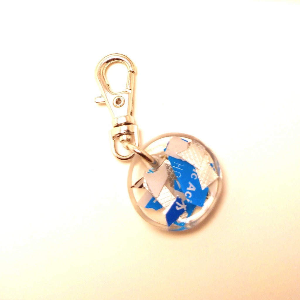 薬のフィルムで作られた丸型キーホルダー