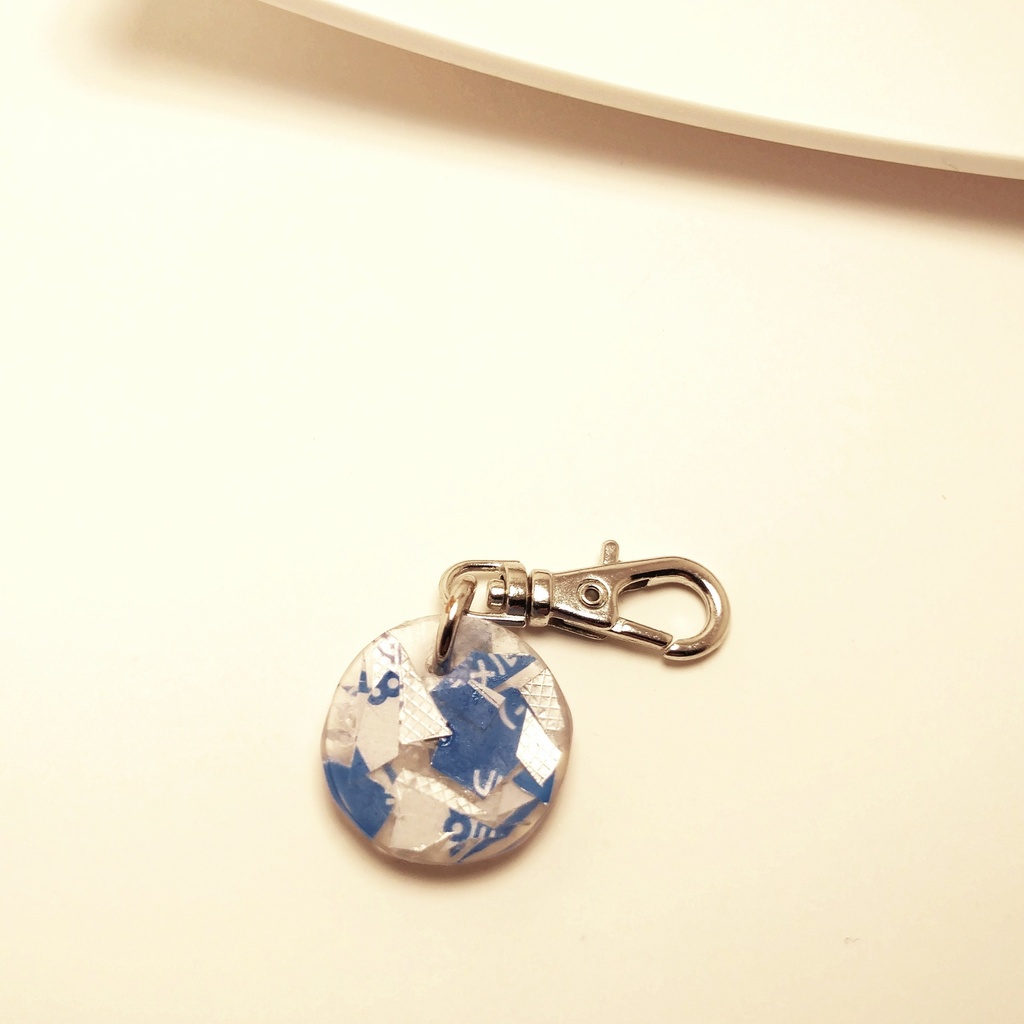 薬のフィルムで作られた丸型キーホルダー