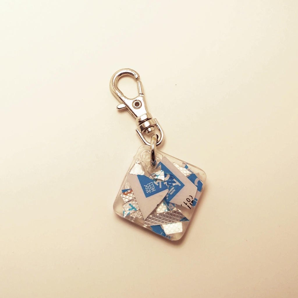 薬のフィルムで作られたスクエアキーホルダー