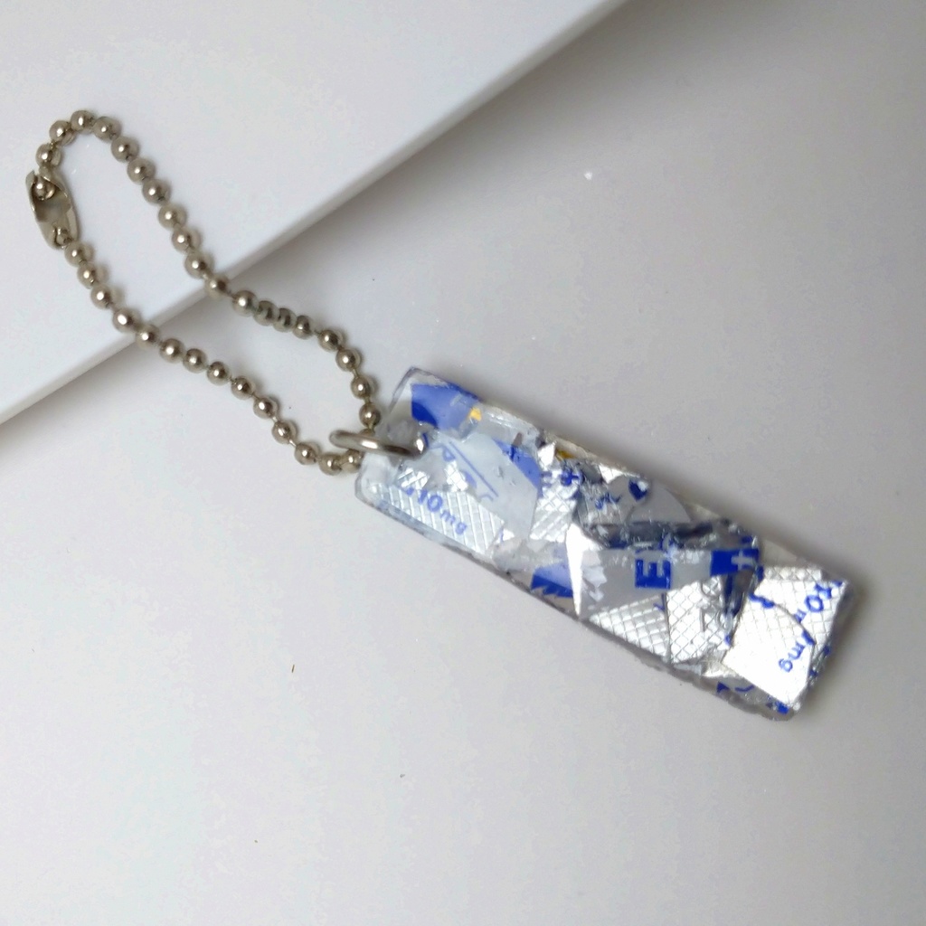 薬のフィルムで作られた長方形キーホルダー