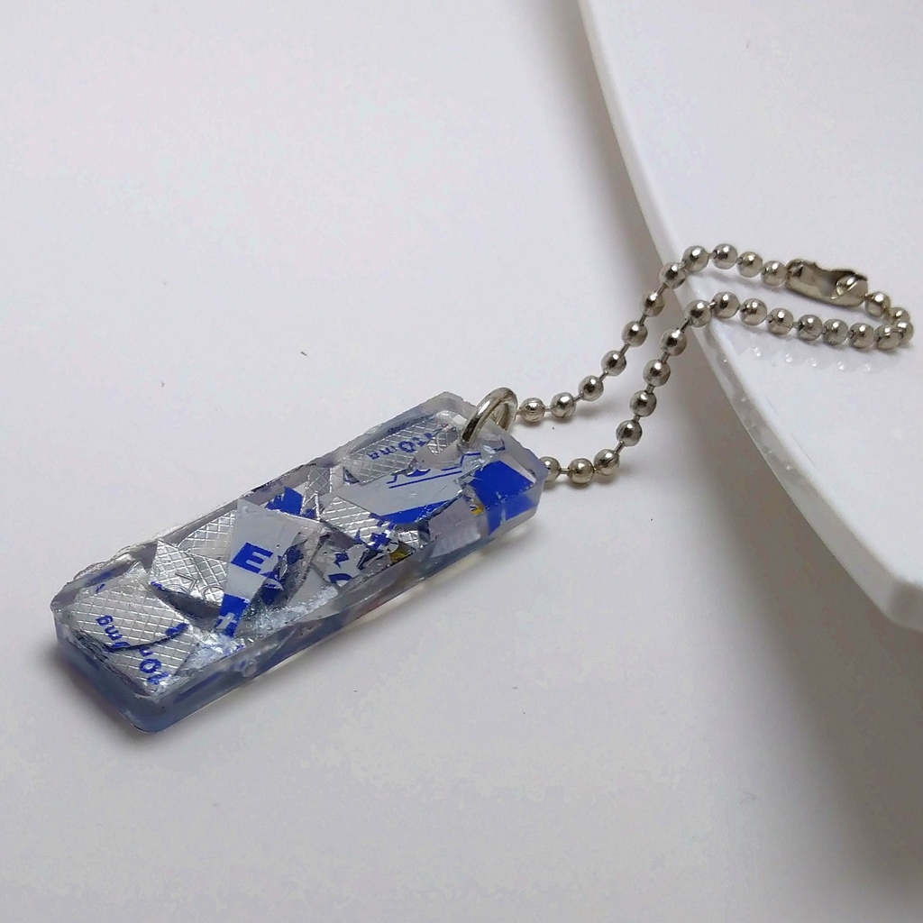 薬のフィルムで作られた長方形キーホルダー