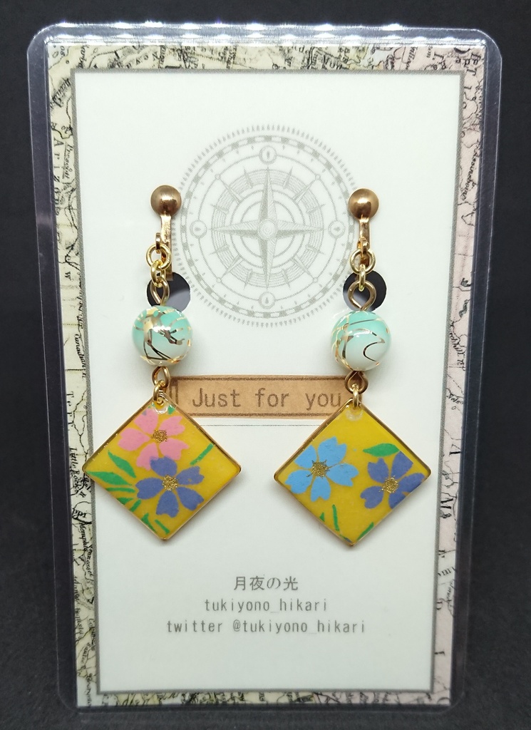 山吹に浮かぶ花