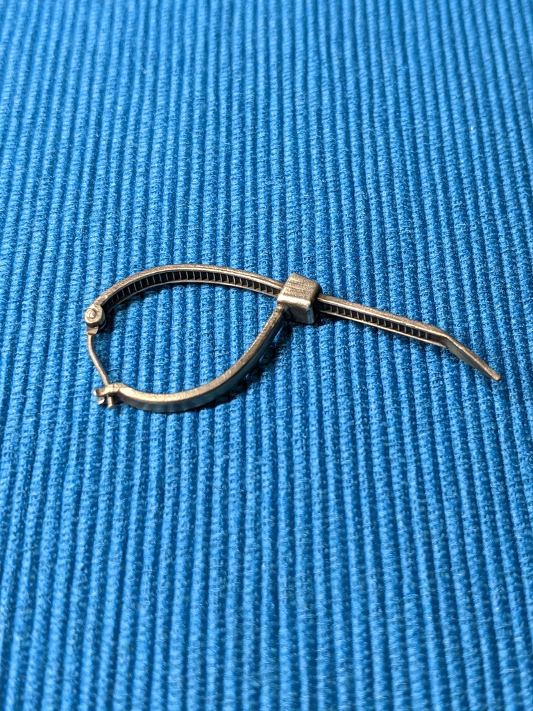 シルバーアクセサリー 結束バンドピアス 片耳用 送料込