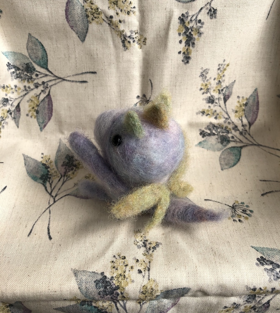 羊毛フェルト 小さなドラゴン カエルム