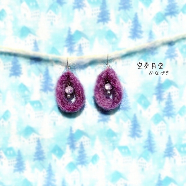 羊毛ワッカととんぼ玉のピアス パープル 空奏月堂 Booth