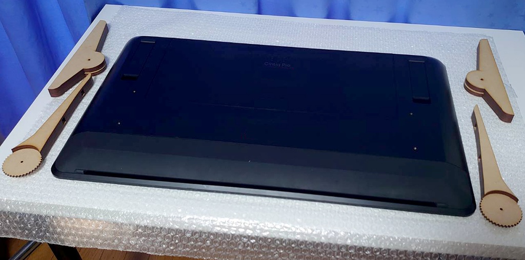 新発売!Cintiq Pro 24 直立スタンド 90度~60度角度調節可能