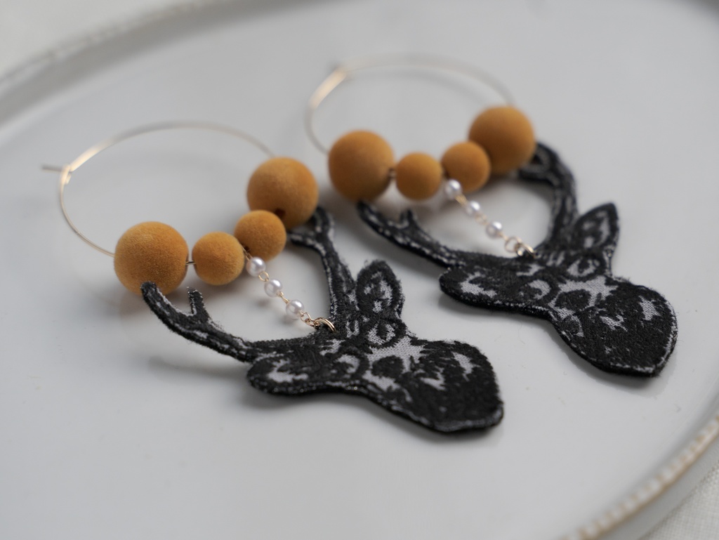 鹿の刺繍の耳飾り(全6色)