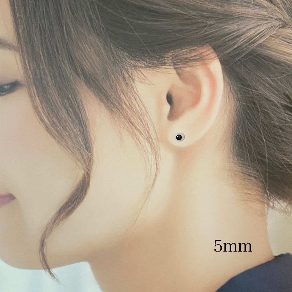 『エブリシング・エブリウェア・オール・アット・ワンス』イメージピアス・イヤリング