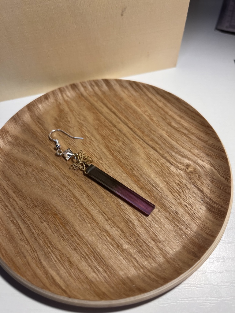 紫と黒のピアス
