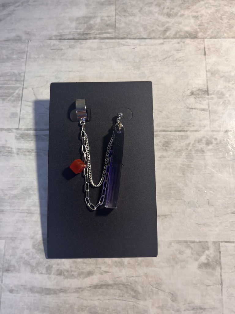 紫とチェーンのピアス　おまけ赤のスタッドピアス