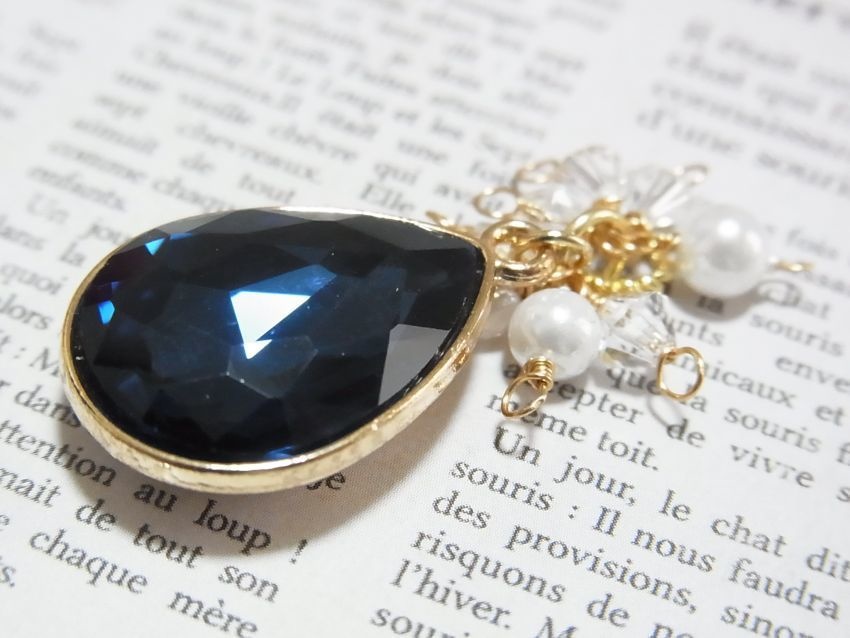 KIDイメージ 深いブルーのガラスストーンチャーム