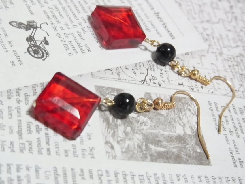 赤井さんイメージ 赤いガラスストーンのピアス『AG-01』