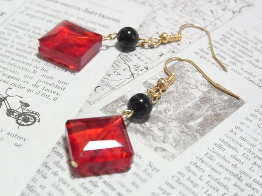 赤井さんイメージ 赤いガラスストーンのピアス『AG-01』